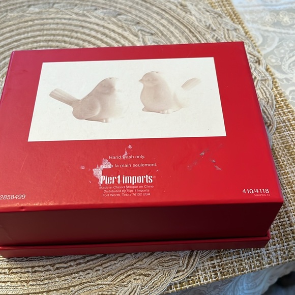 NIB Pier 1 Imports White Birds Salt Pepper Shaker Set Ceramic - Picture 5 of 5